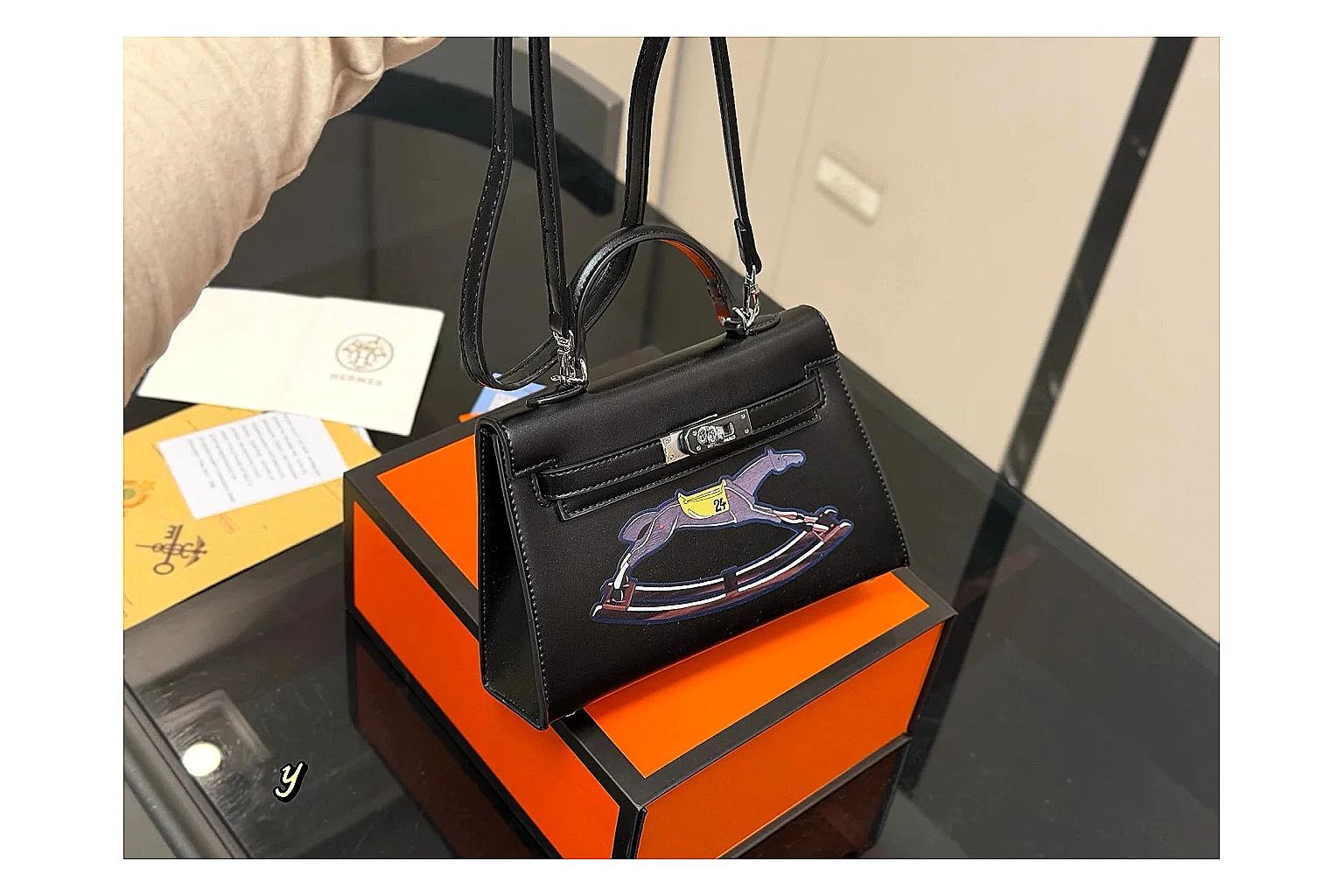 Louis Vuitton Wallet On Chain Black OOPBuy route photo showing black leather compact wallet bag, chain strap, flap body, and neat luxury hardware thumbnail 2
