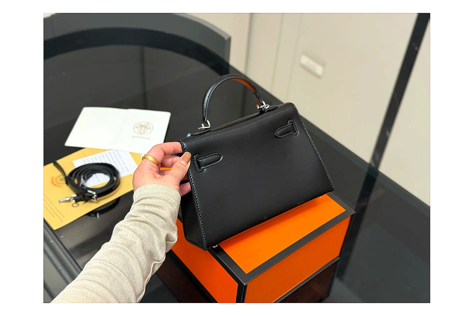 Louis Vuitton Wallet On Chain Black OOPBuy route photo showing black leather compact wallet bag, chain strap, flap body, and neat luxury hardware thumbnail 6